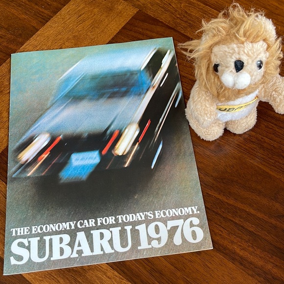 VINTAGE BUNDLE - SUBARU DEALERSHIP PRINT AD BOOKLET 1976 & STUFFED ANIMAL LION - Picture 1 of 12